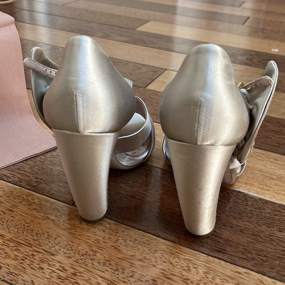 Miu Miu | Silk Bow Curved Heels Silver Size 37.5 - Picture 4 of 6
